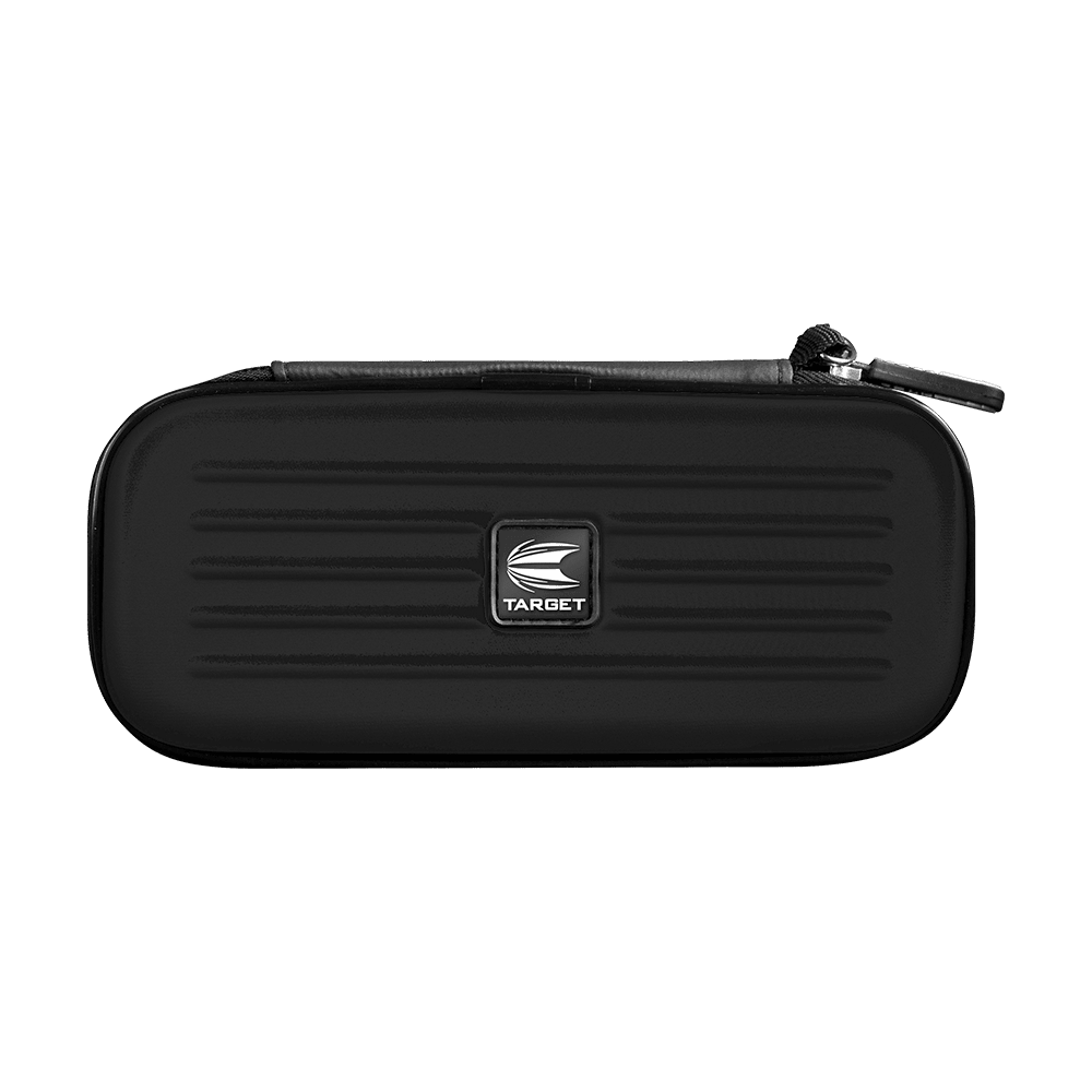 Das Bild zeigt eine schwarze Darttasche mit dem Namen "Target Takoma Dartwallet". Die Tasche hat einen Reißverschluss und das Target-Logo auf der Vorderseite.